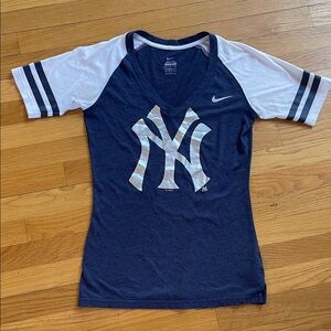 Nike Women’s Small New York Yankees Navy V‑Neck Raglan Tee